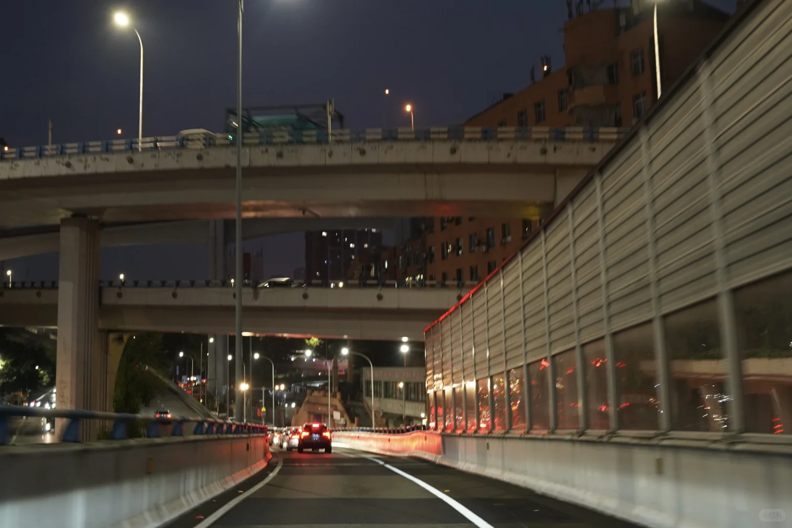 他说去咖啡店做旅游攻略