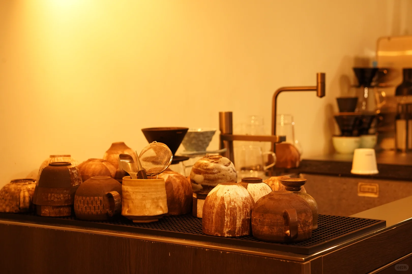 他说去咖啡店做旅游攻略