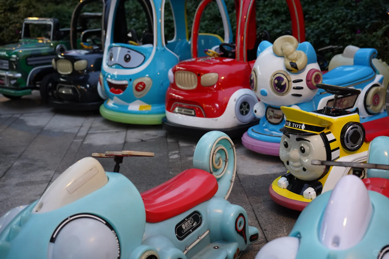 他说去咖啡店做旅游攻略