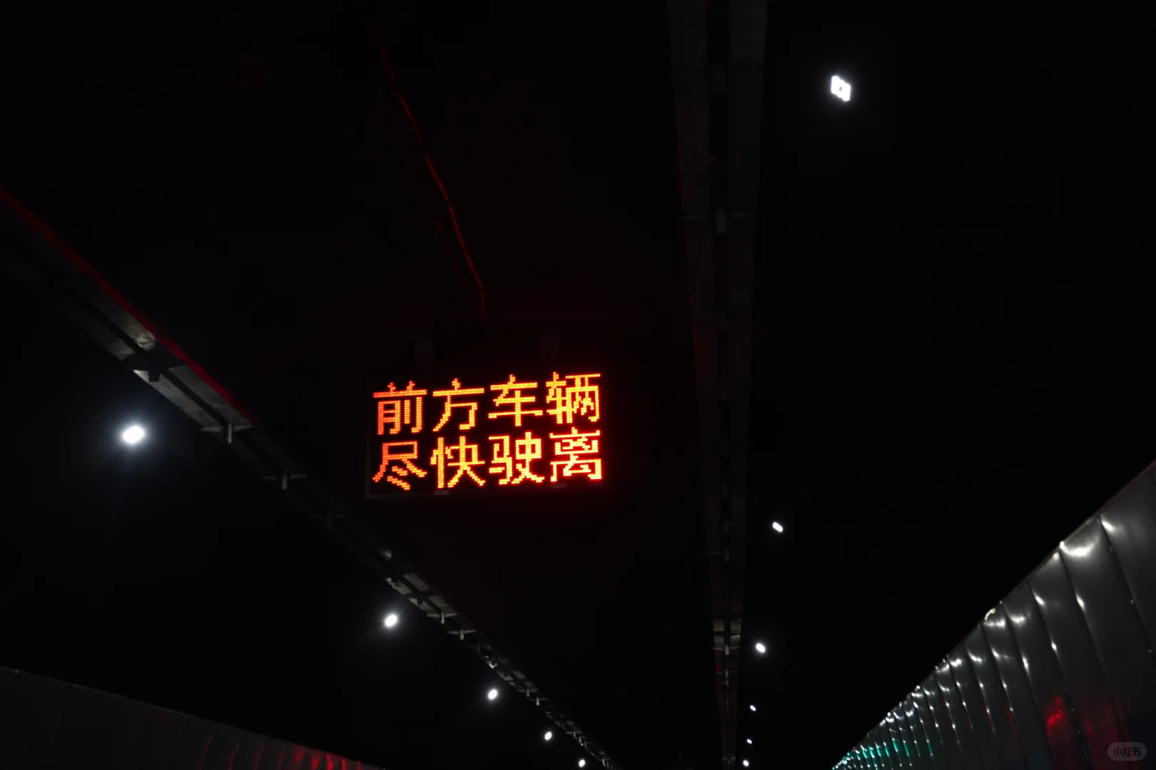 他说去咖啡店做旅游攻略