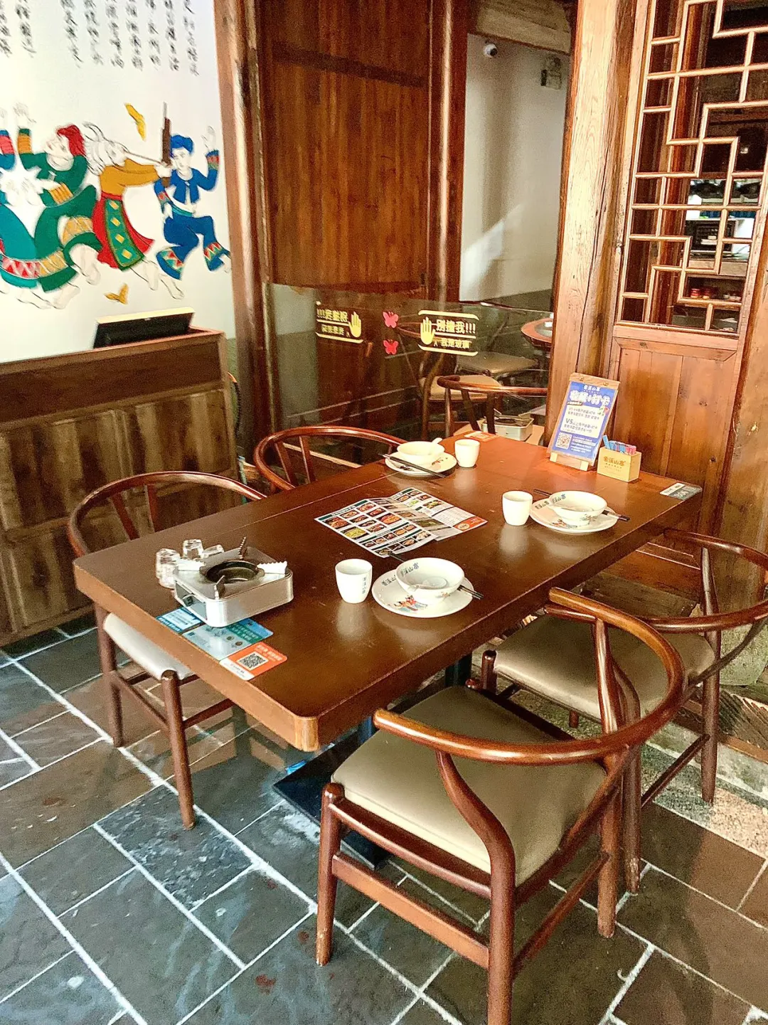 张家界景区旁居然有一家馆子养“小僵尸”!