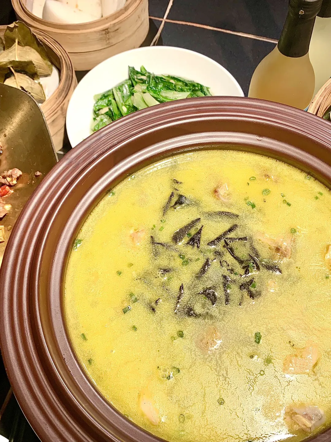 张家界景区旁居然有一家馆子养“小僵尸”!