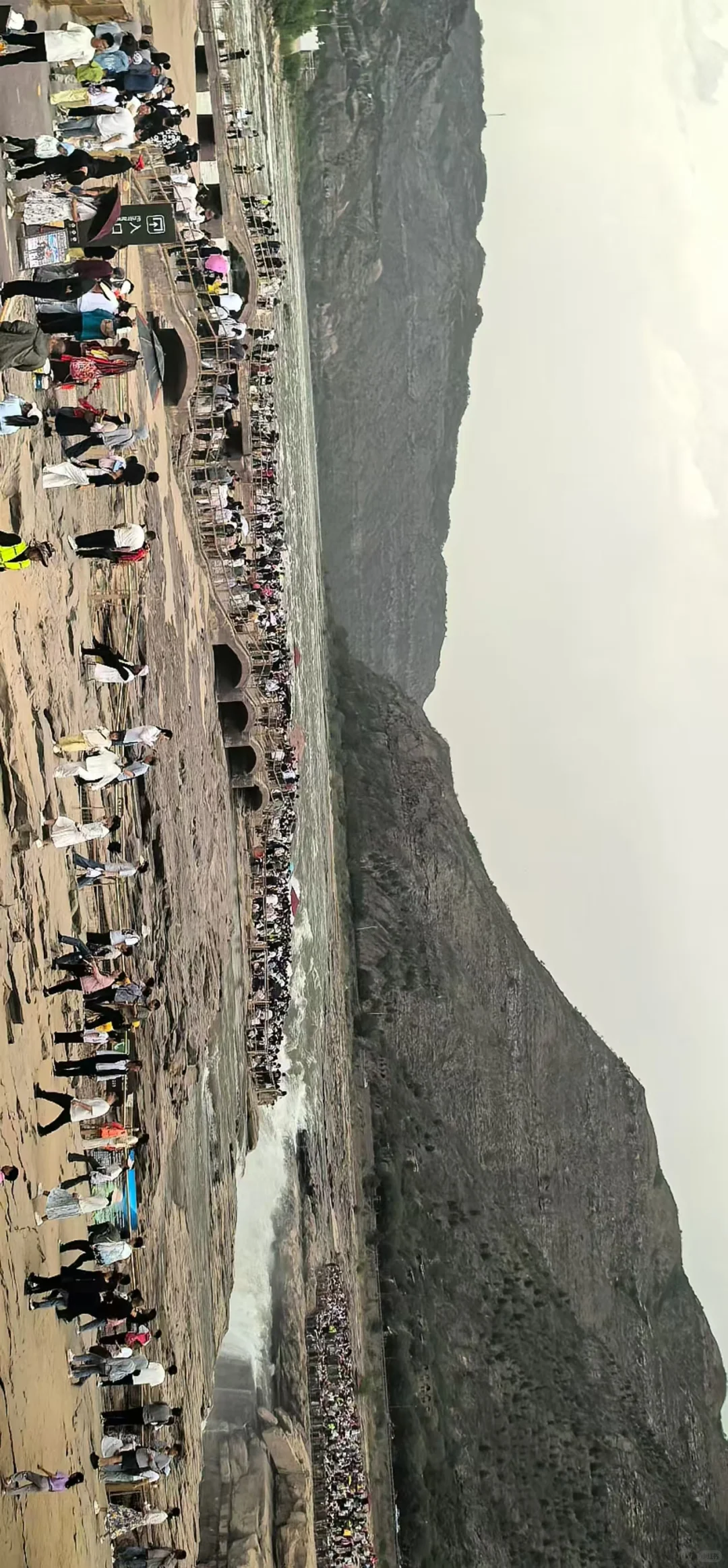 🌊 壮丽瀑布与静谧秋天的完美碰撞！