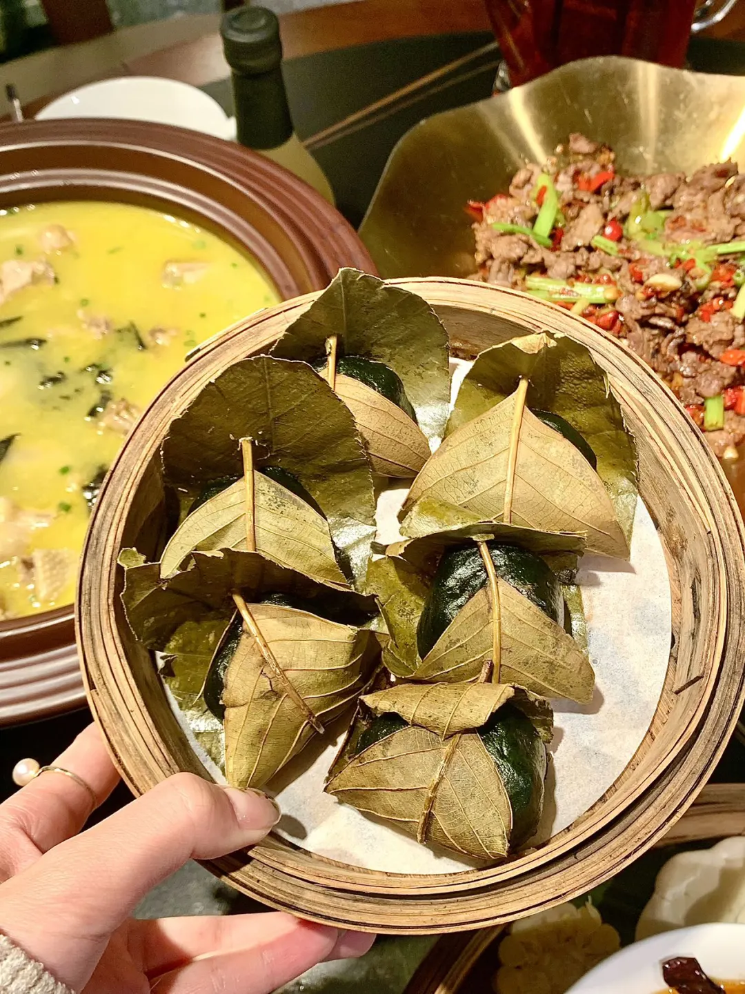 张家界景区旁居然有一家馆子养“小僵尸”!