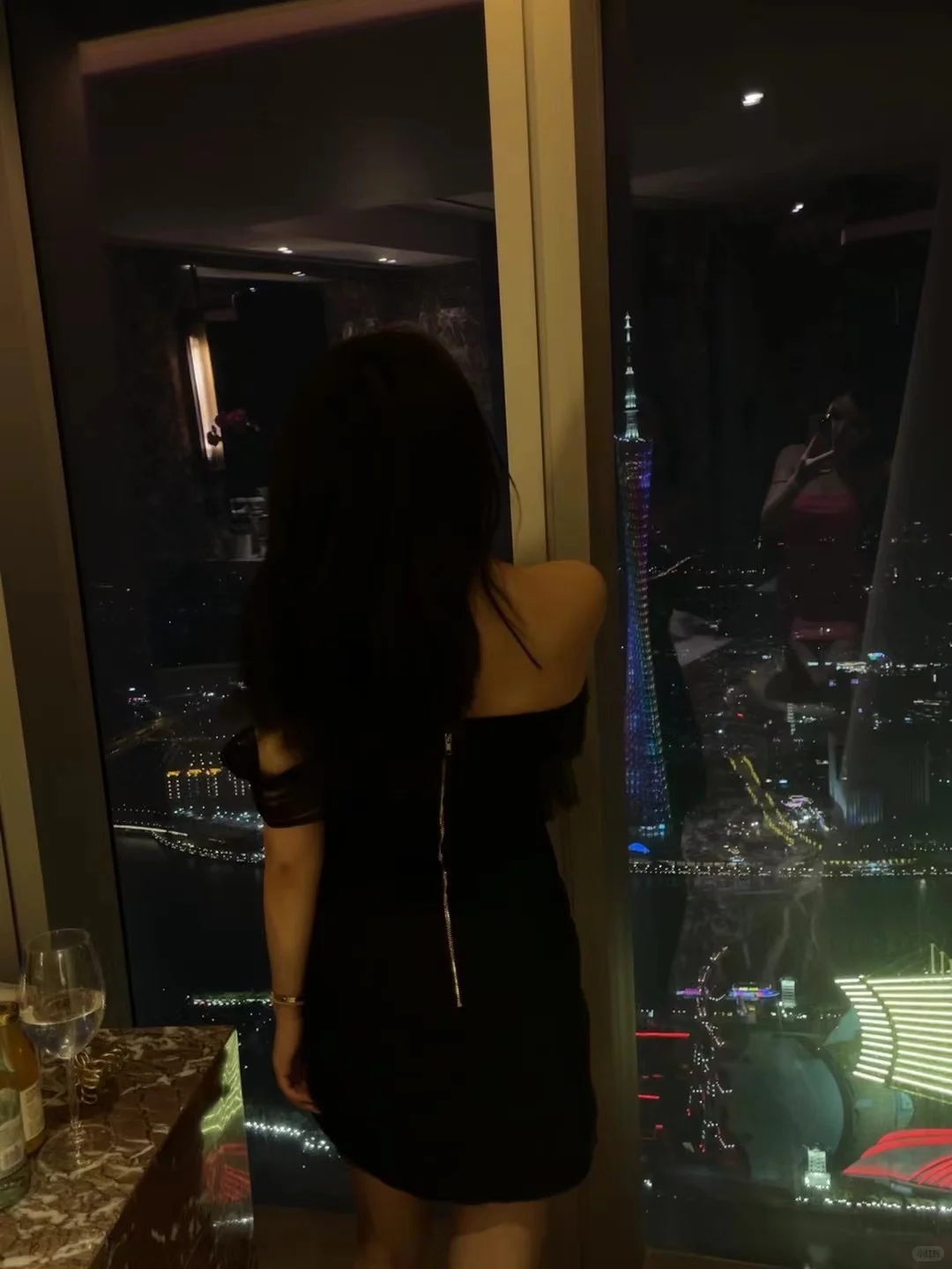 是广州塔前的玫瑰花💐啊！