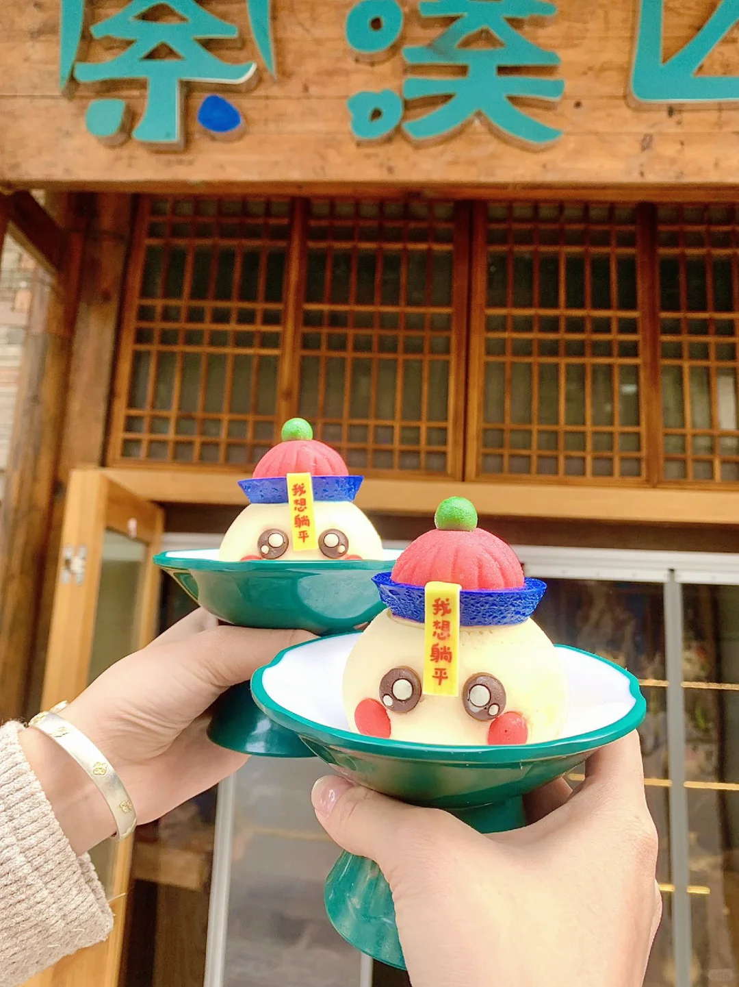 张家界景区旁居然有一家馆子养“小僵尸”!