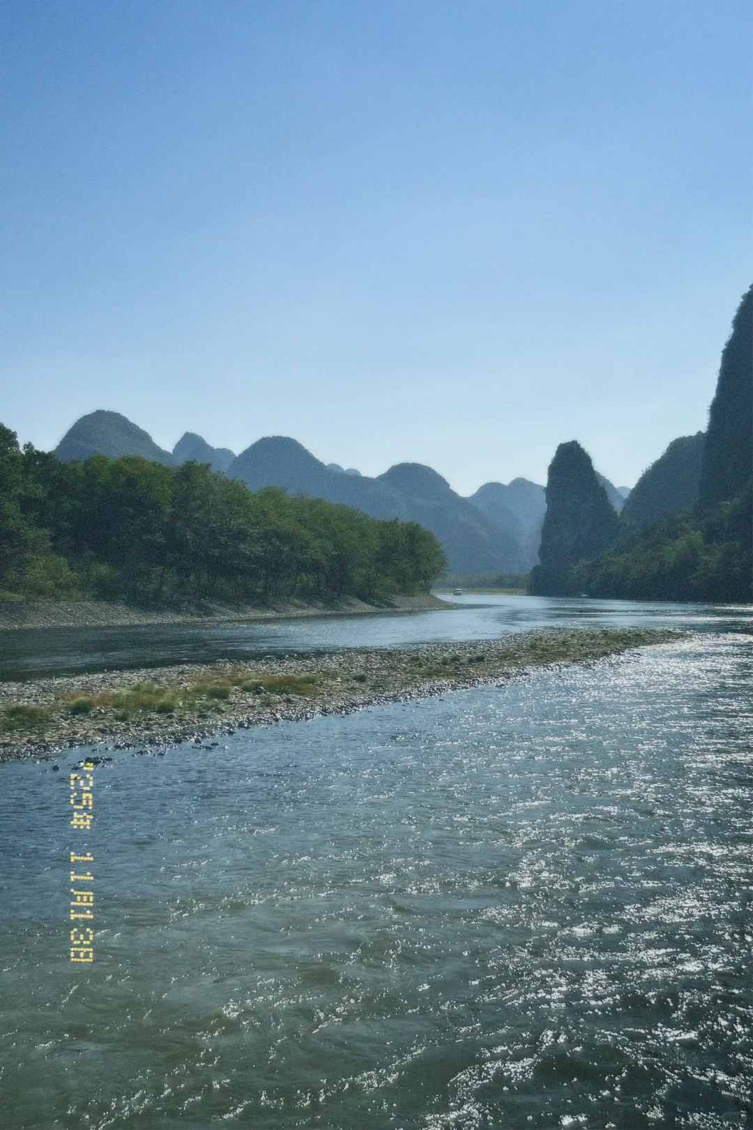 舟行碧波上，人在画中游