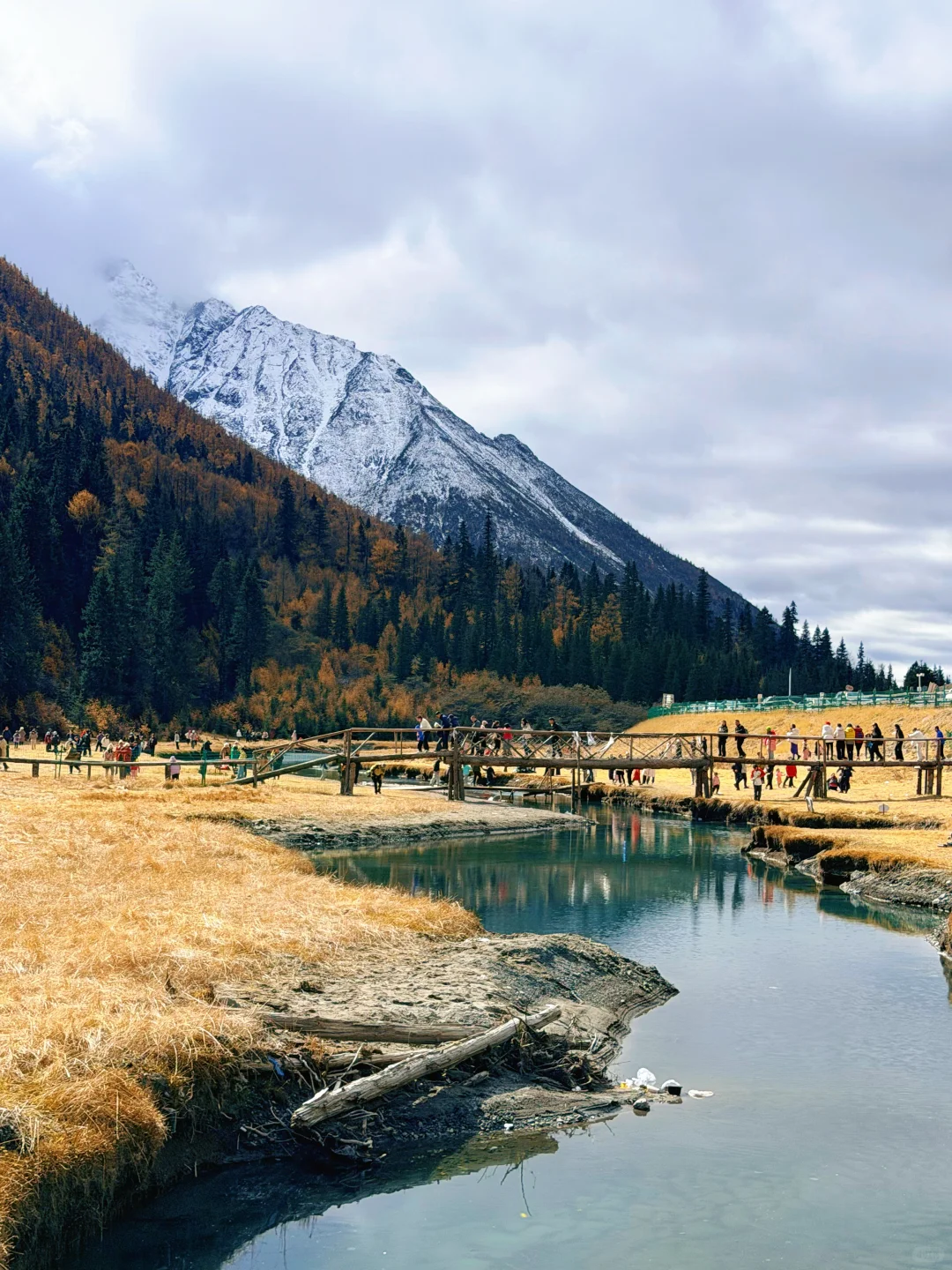 秋假第二天到毕棚沟景区的路堵死了