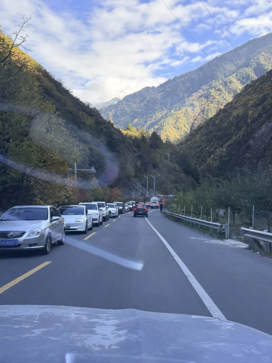 秋假第二天到毕棚沟景区的路堵死了