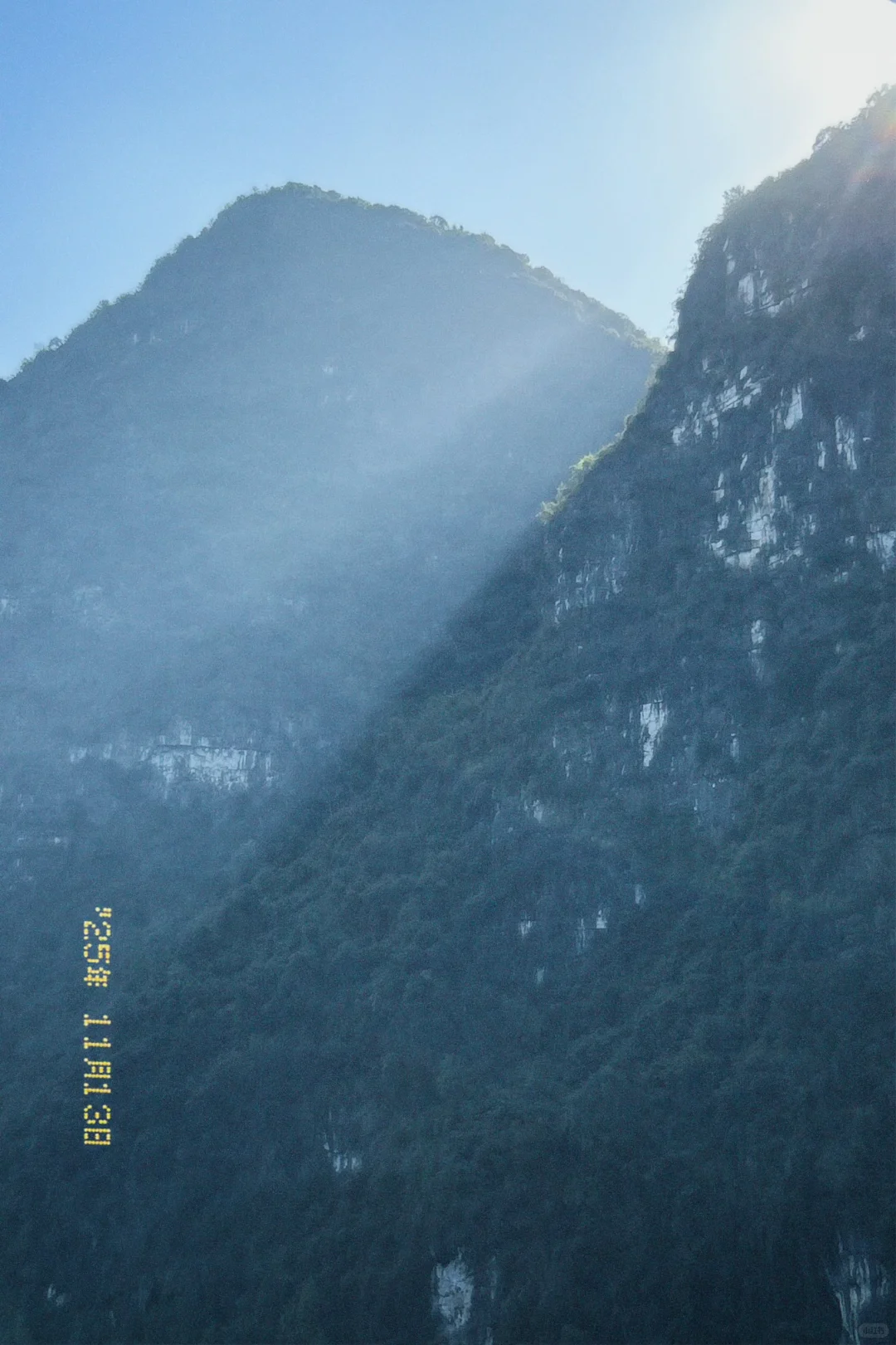 舟行碧波上，人在画中游