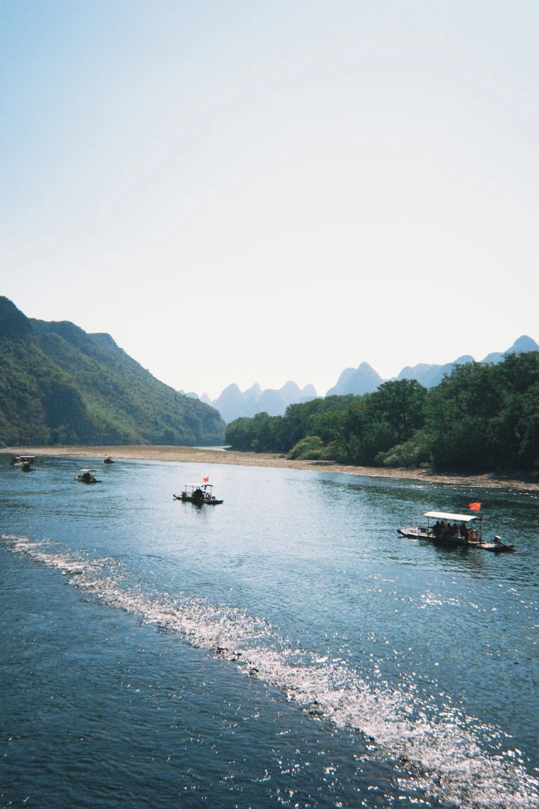 舟行碧波上，人在画中游