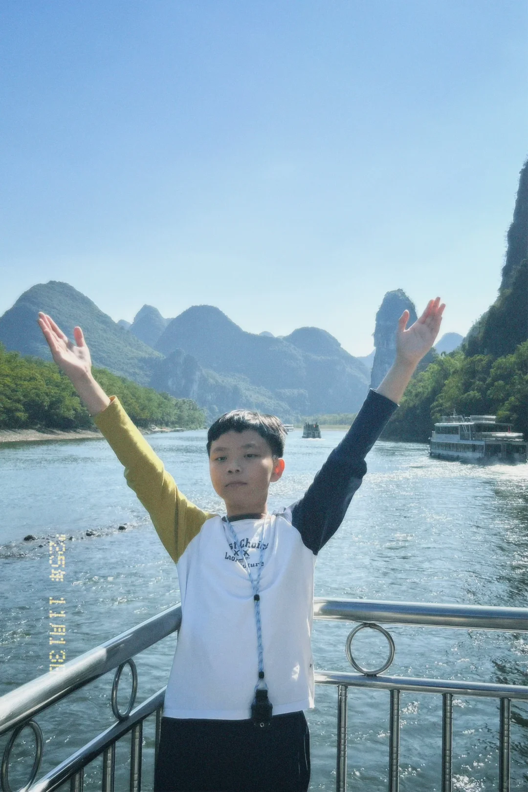 舟行碧波上，人在画中游