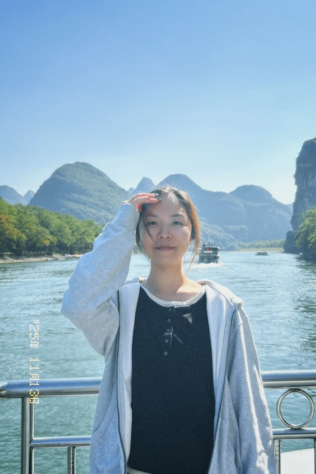 舟行碧波上，人在画中游