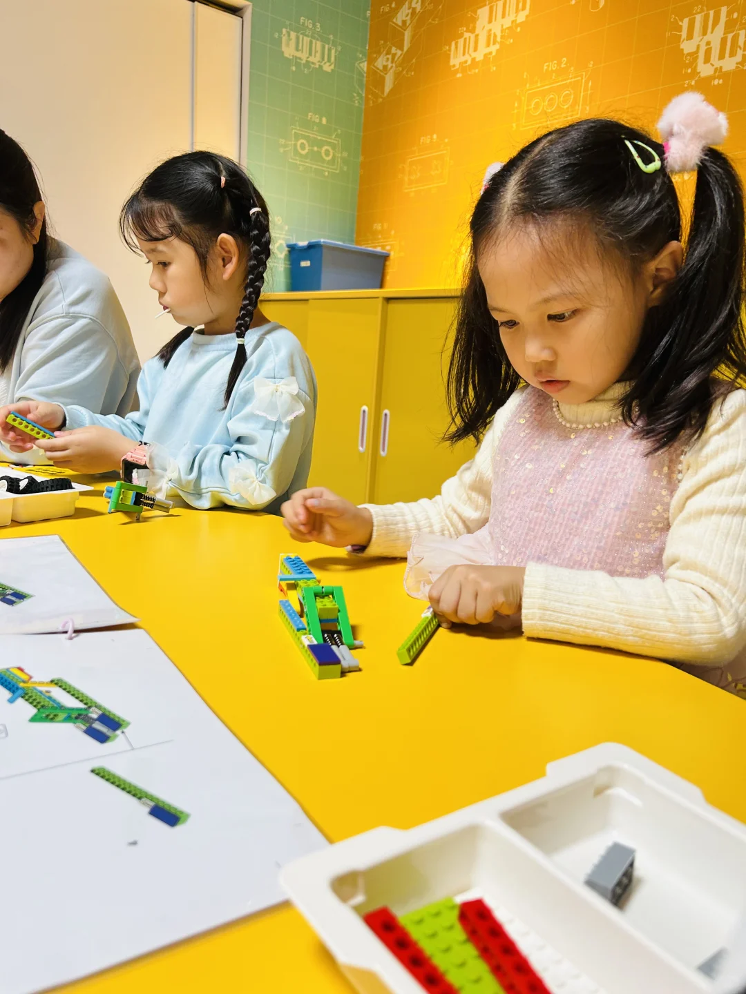 快安排她们一起去乐高乐园玩吧