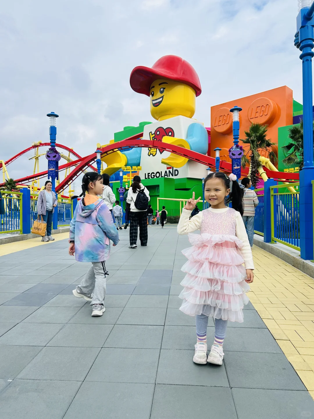 快安排她们一起去乐高乐园玩吧
