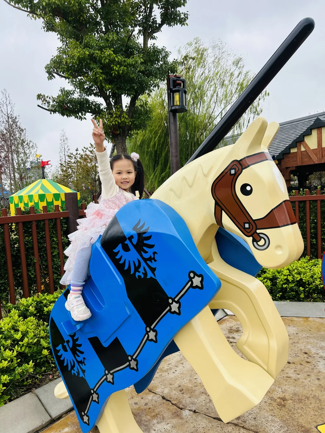 快安排她们一起去乐高乐园玩吧