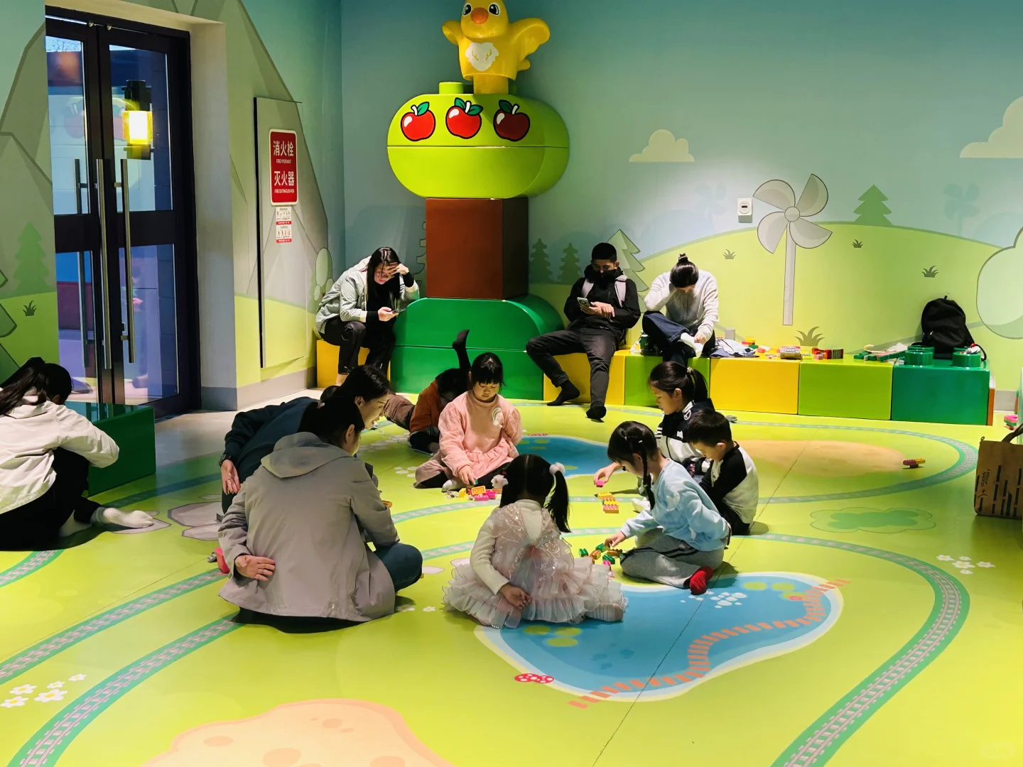 快安排她们一起去乐高乐园玩吧