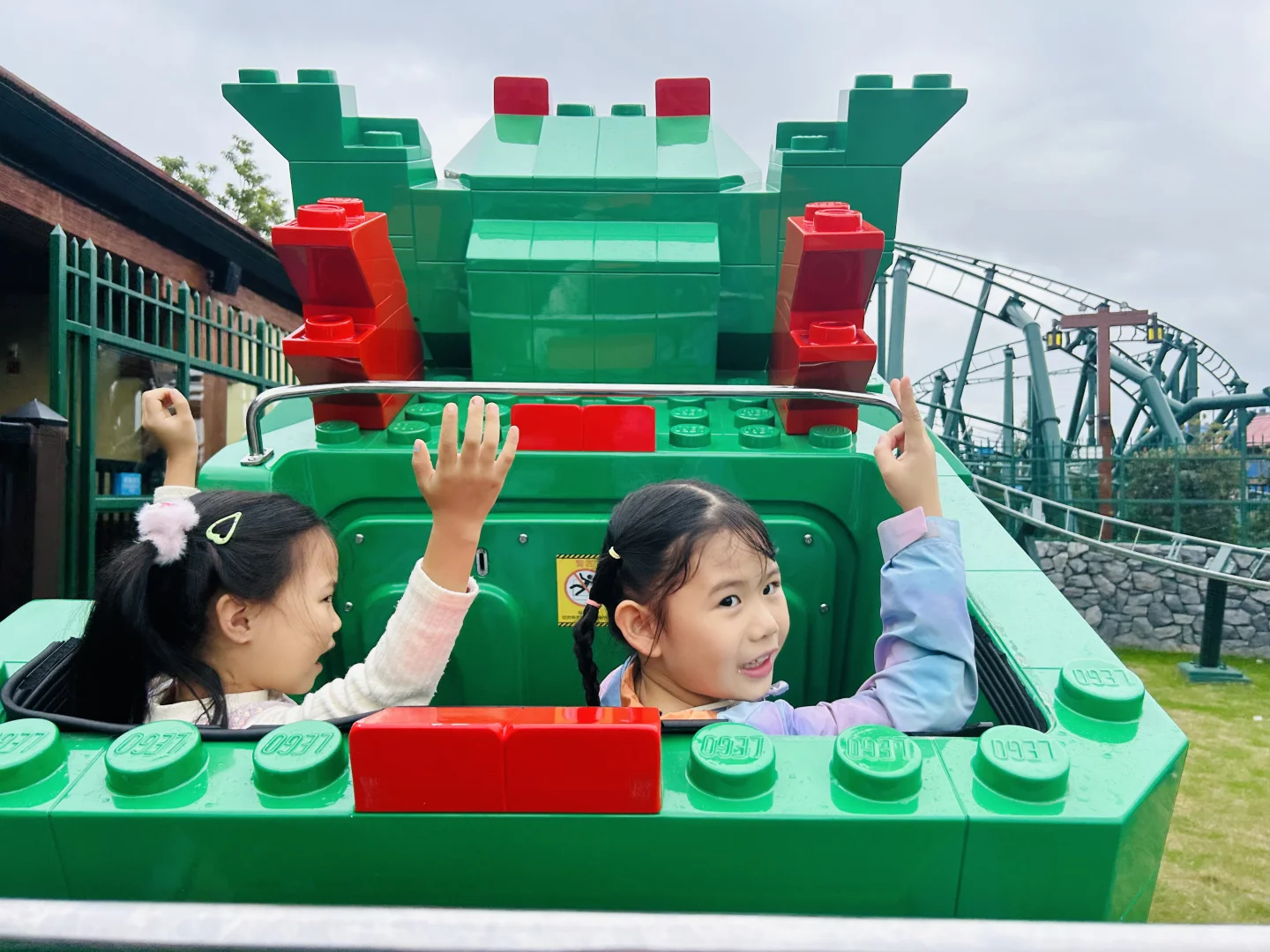 快安排她们一起去乐高乐园玩吧