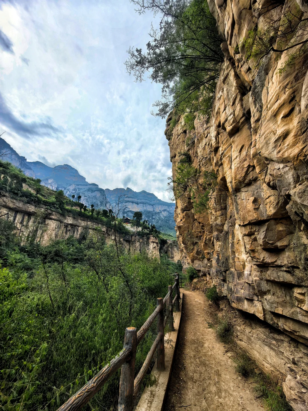 邯郸周边游:悬崖上的山村平顺虹霓村