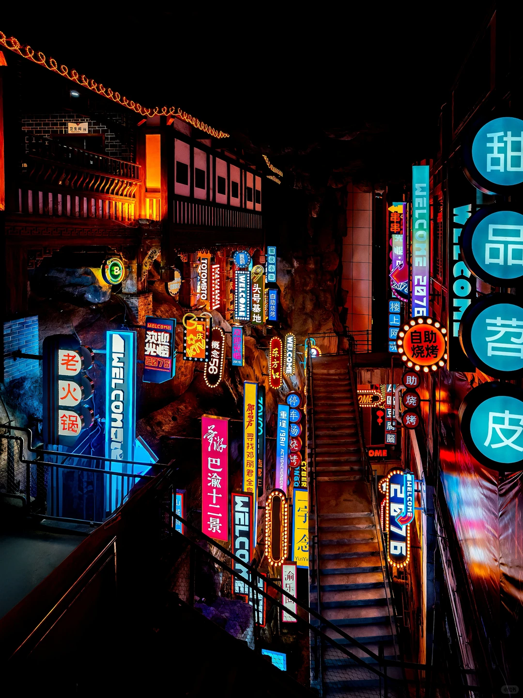 误入洪崖洞78区潮玩区！直接闯进赛博宇宙！