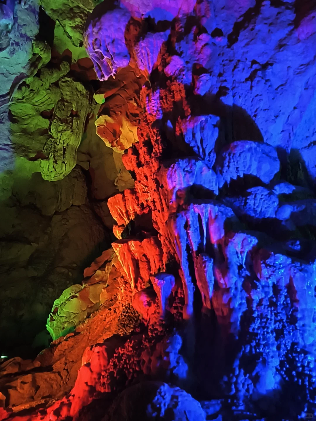 哇塞！宜春这个洞穴太好玩了吧！！