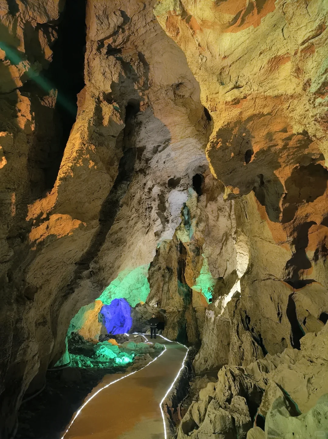 哇塞！宜春这个洞穴太好玩了吧！！