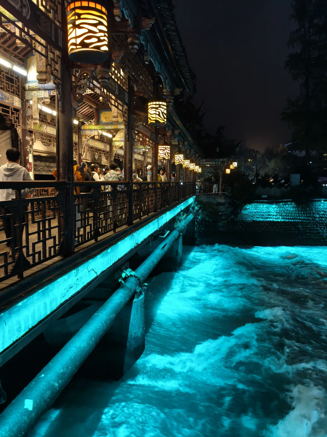 都江堰“蓝眼泪”