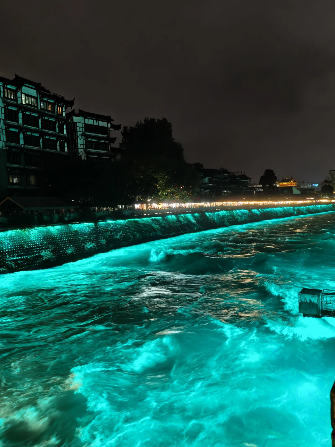 都江堰“蓝眼泪”