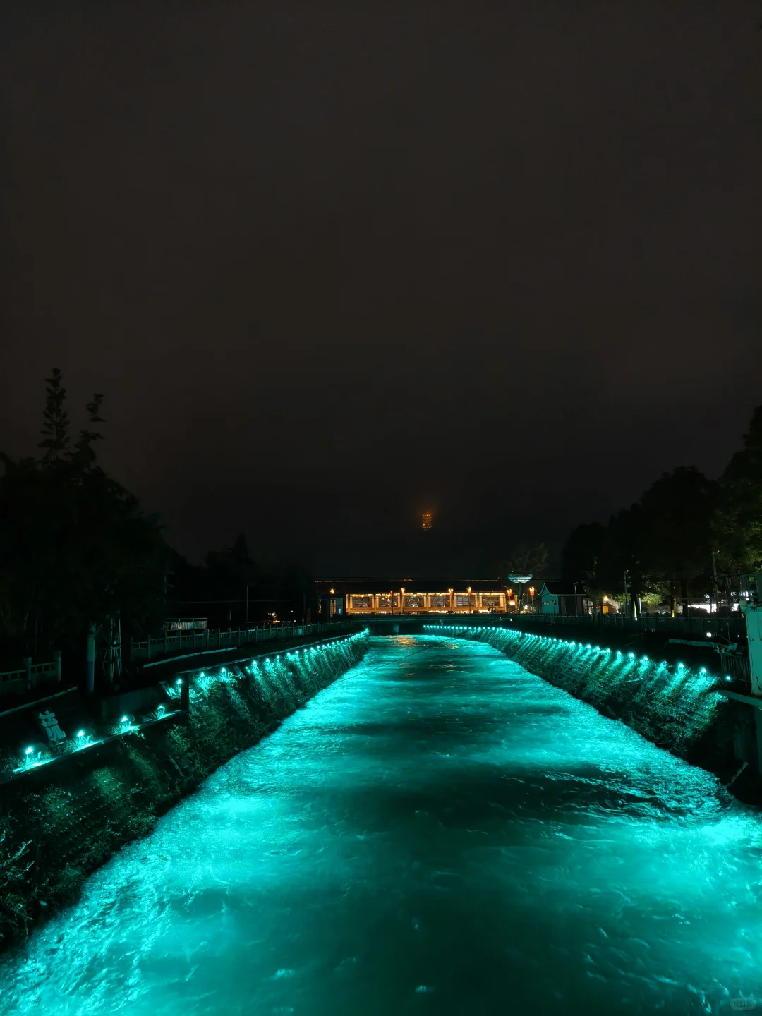 都江堰“蓝眼泪”