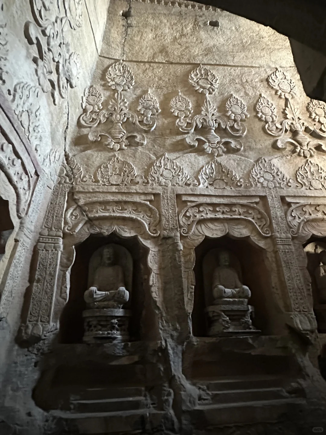 响堂山北窟随影