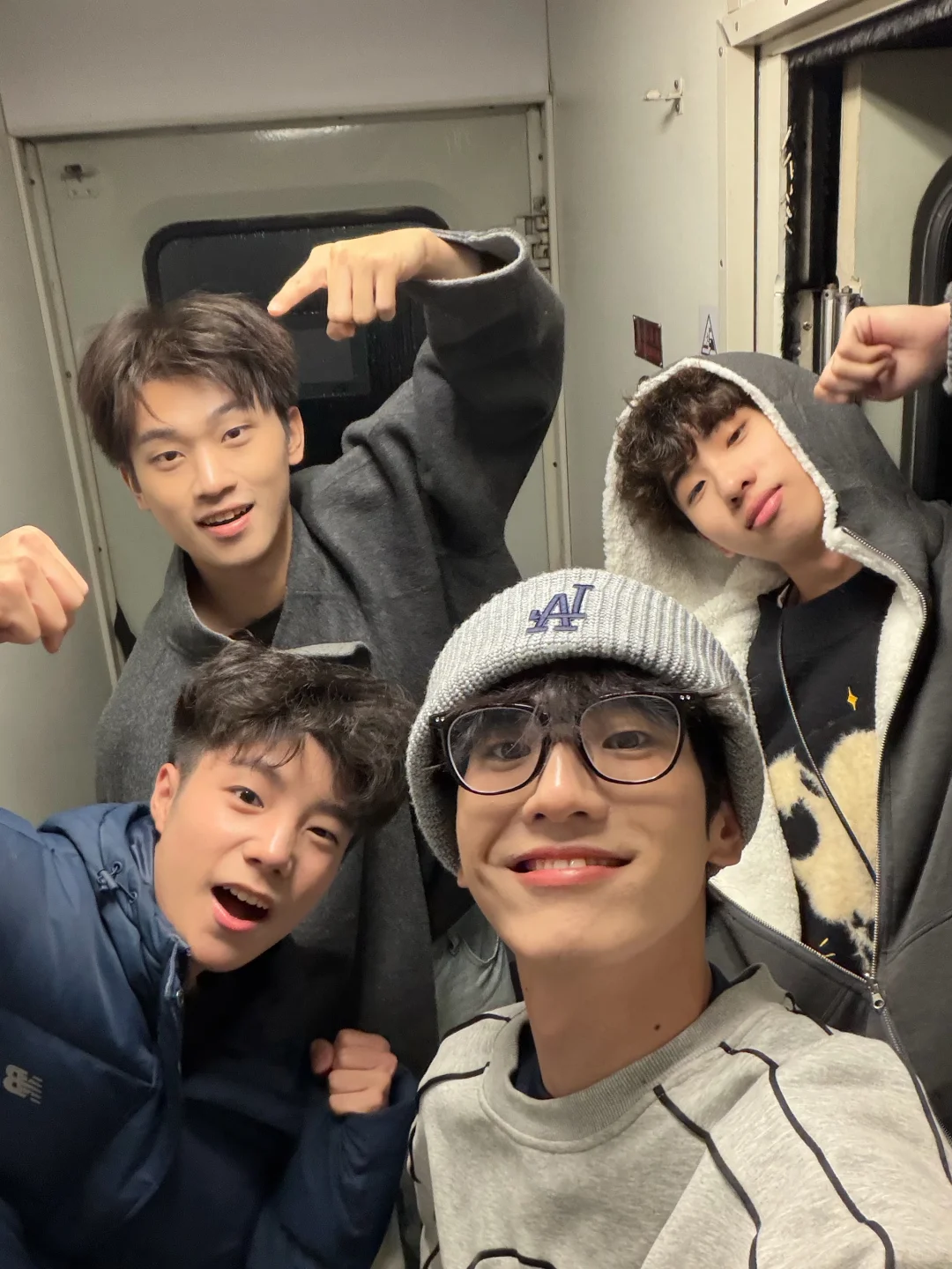 拿到17我就在火车跟朋友这样拍🚂