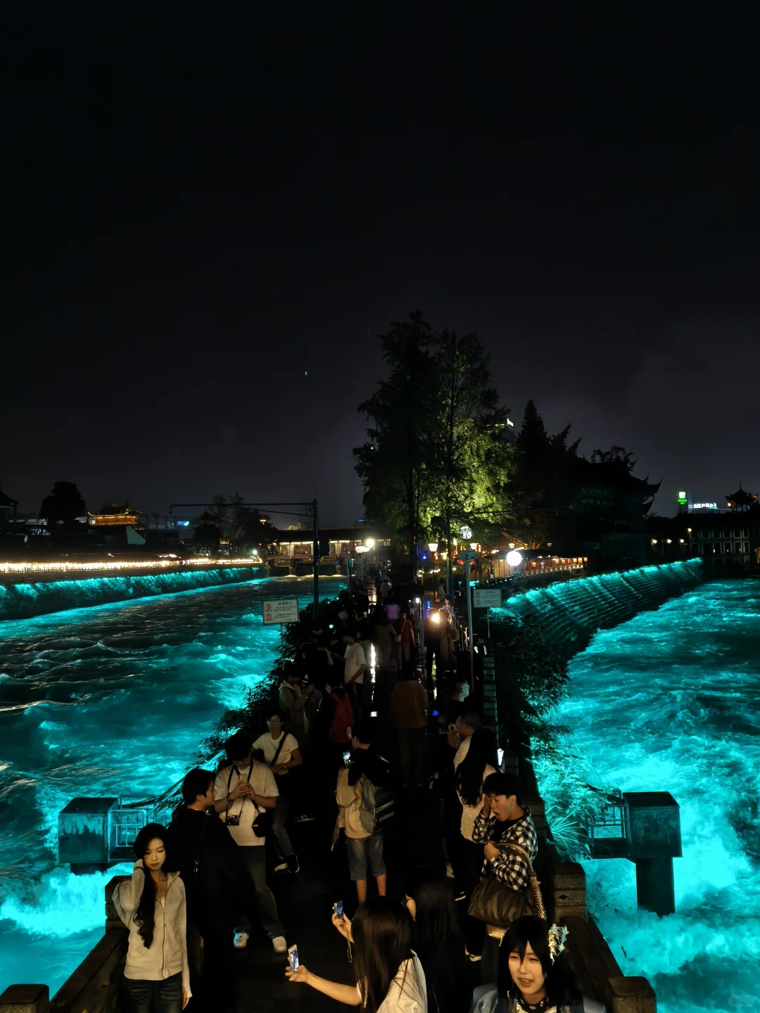 都江堰“蓝眼泪”