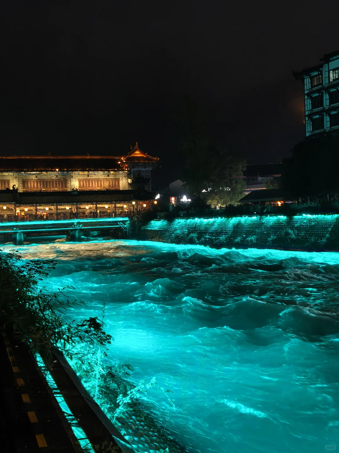 都江堰“蓝眼泪”