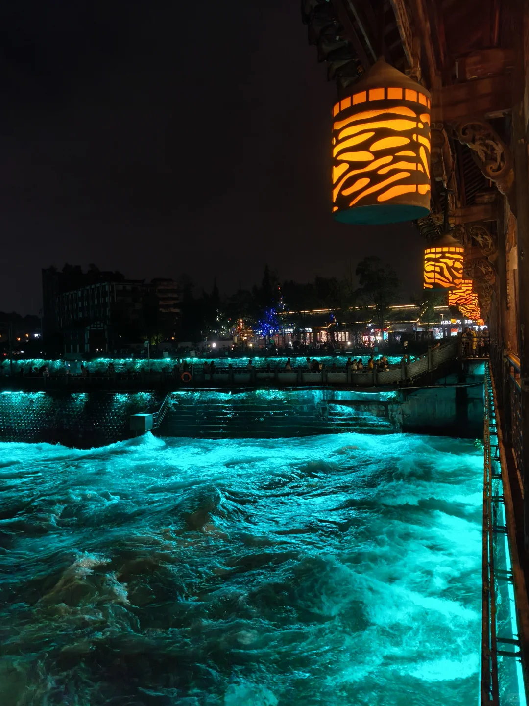 都江堰“蓝眼泪”