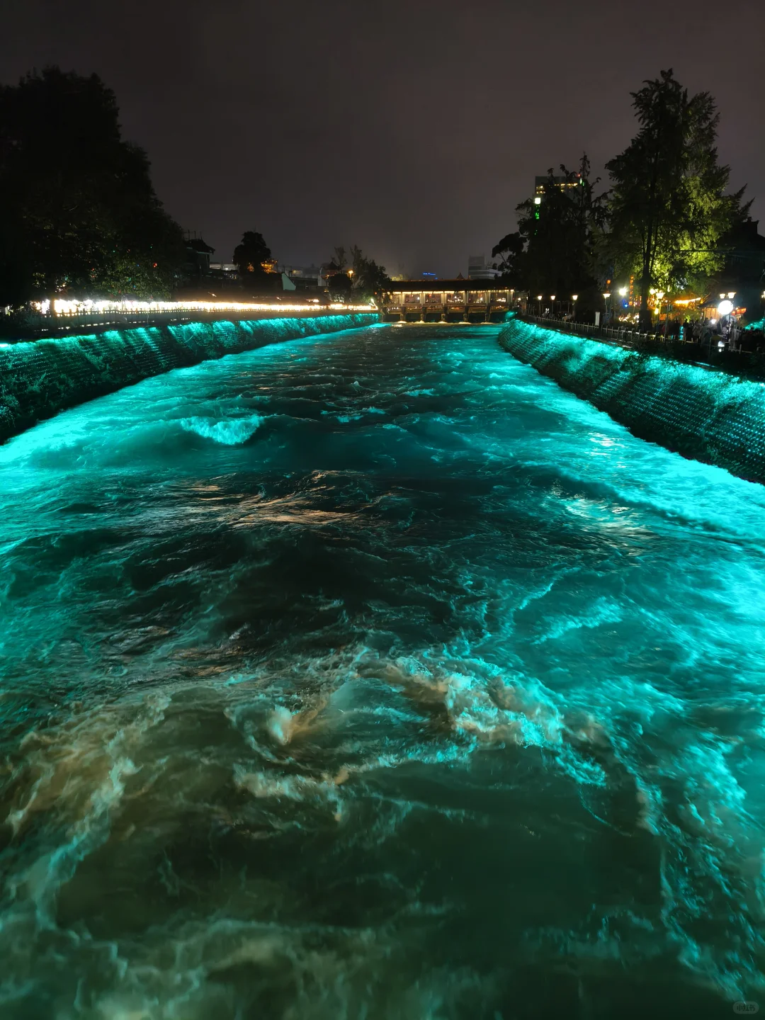 都江堰“蓝眼泪”