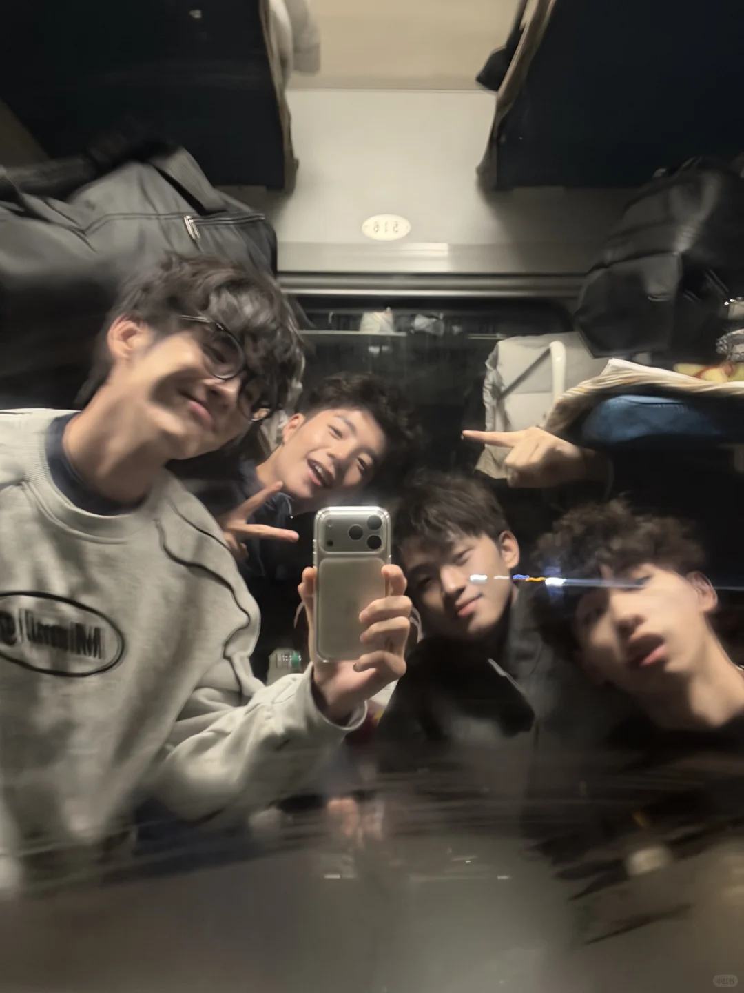 拿到17我就在火车跟朋友这样拍🚂