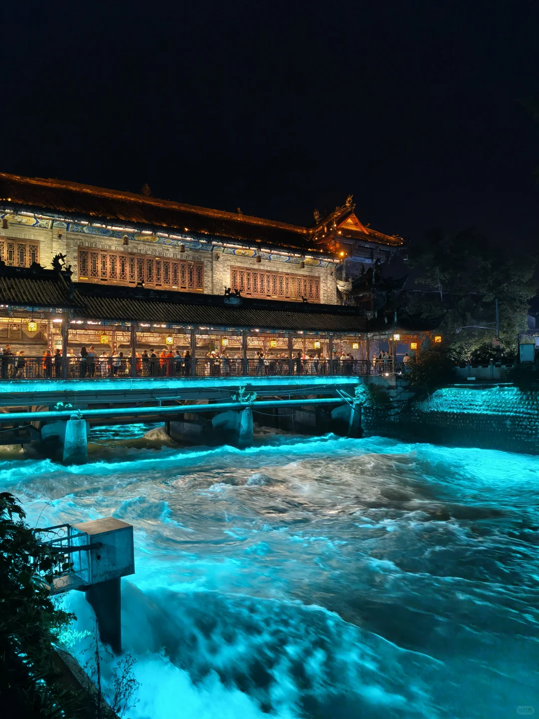 都江堰“蓝眼泪”