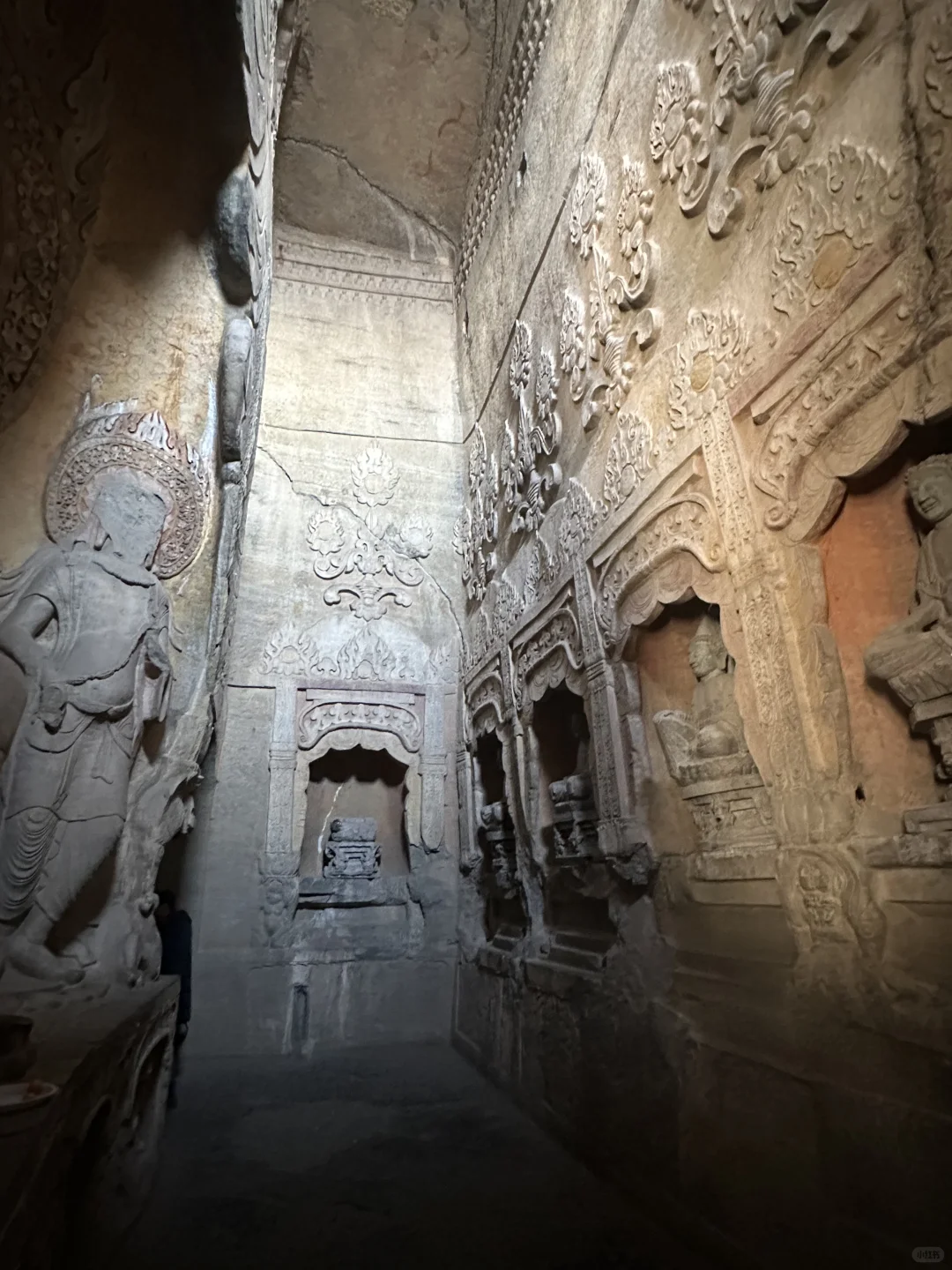 响堂山北窟随影