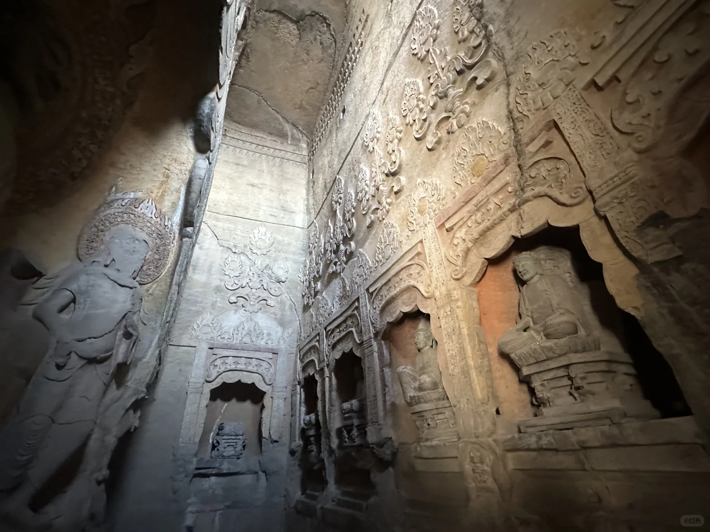 响堂山北窟随影