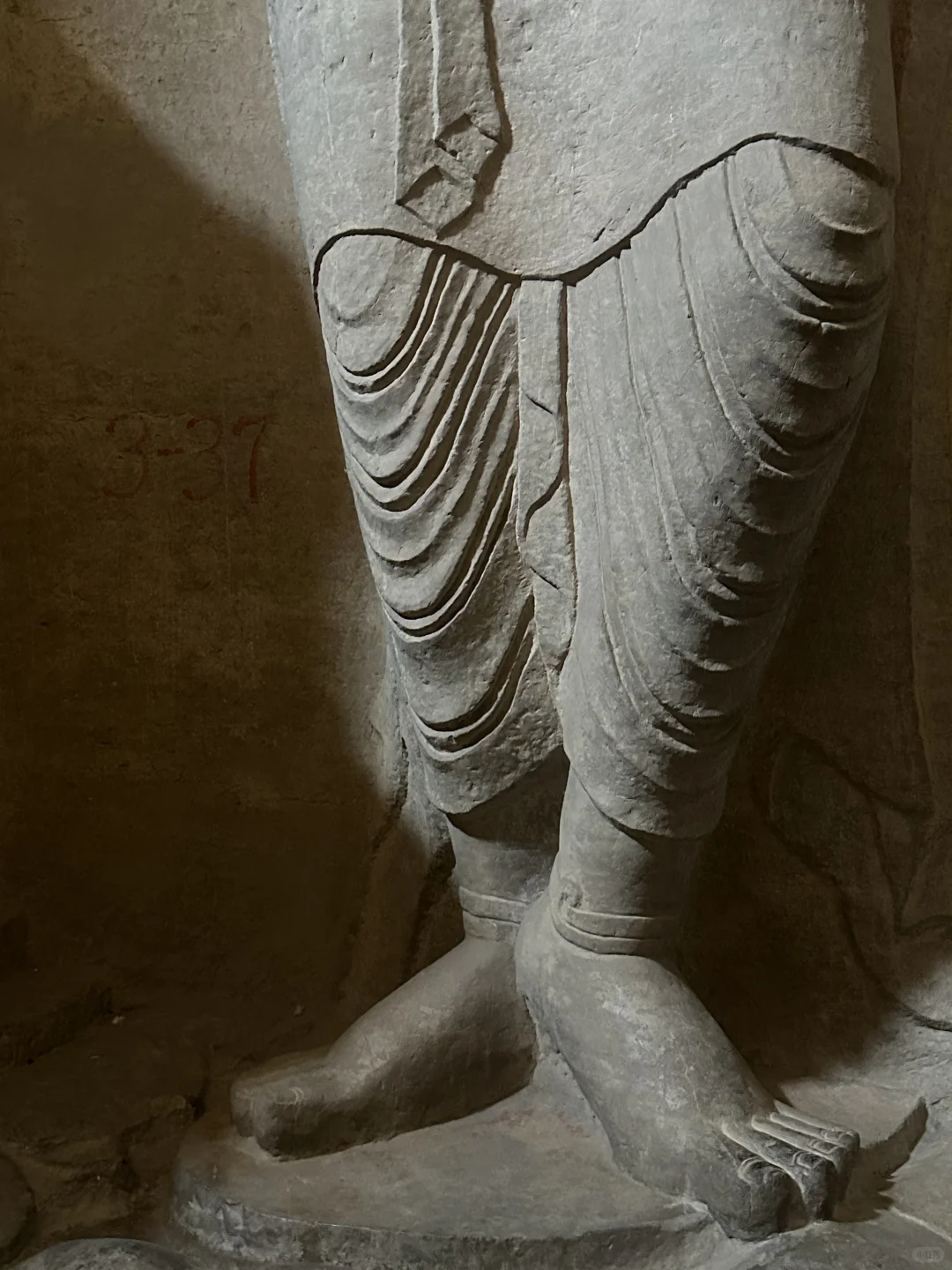 响堂山北窟随影