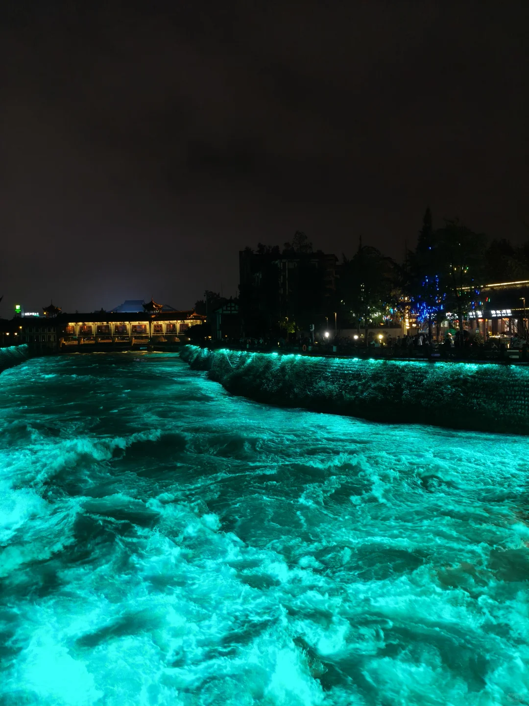 都江堰“蓝眼泪”