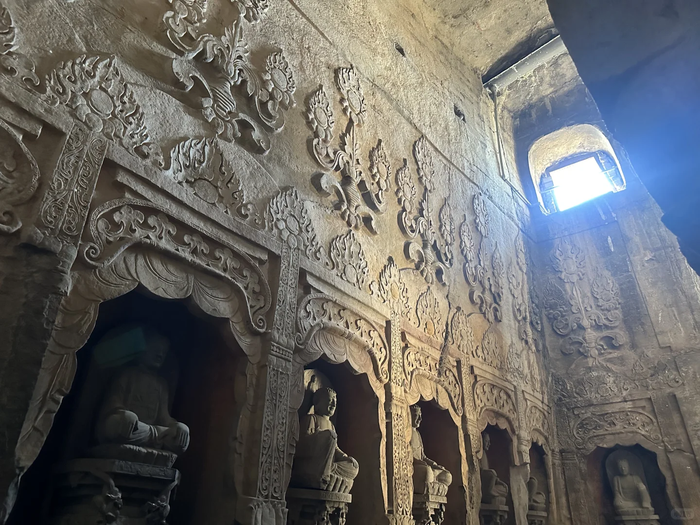 响堂山北窟随影