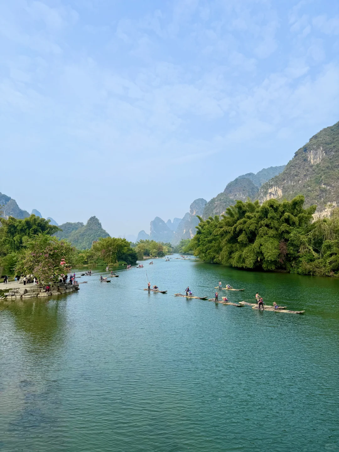 船在林中走，人在画里游