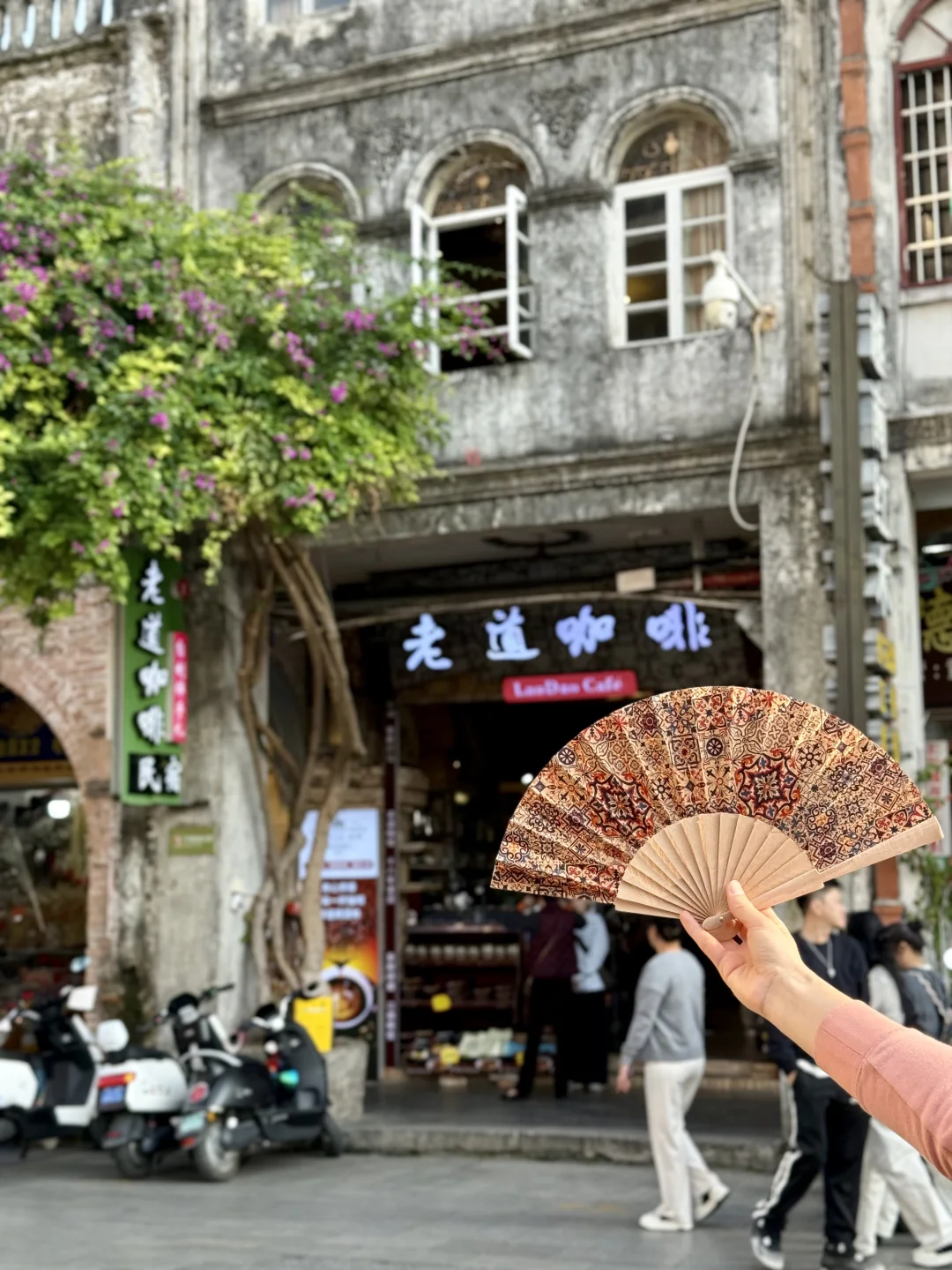 船在林中走，人在画里游