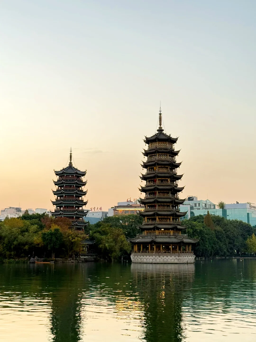 船在林中走，人在画里游