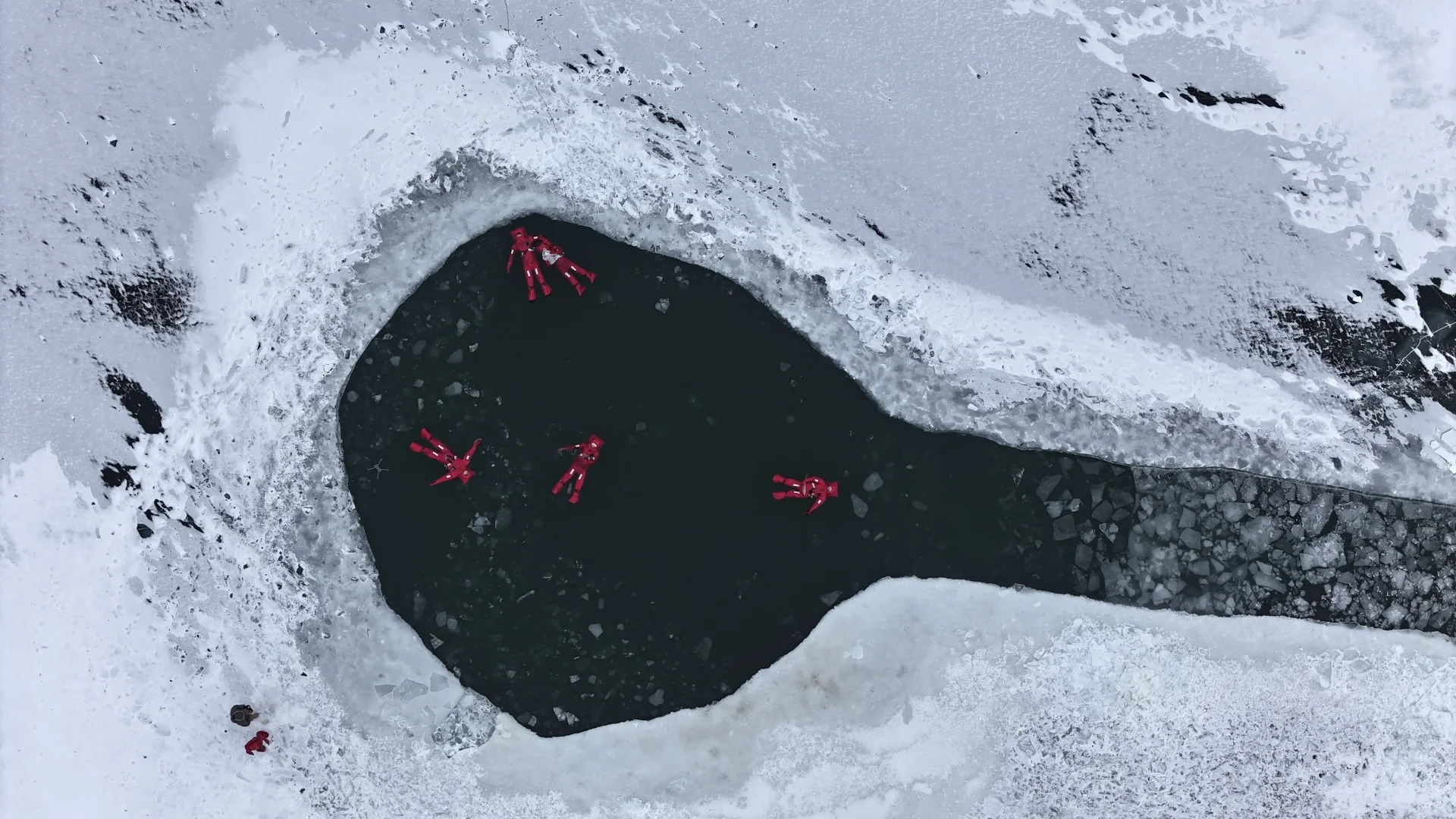 阿勒泰的浮冰玩过了