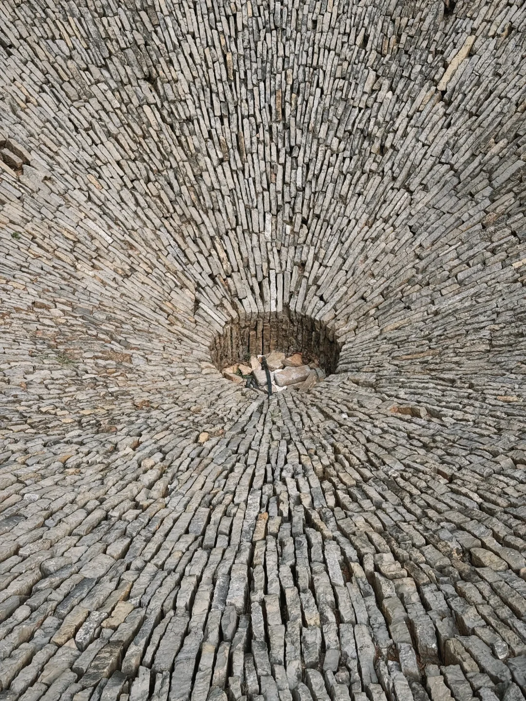 谁懂啊?!在贵州掉进了“天坑”😱