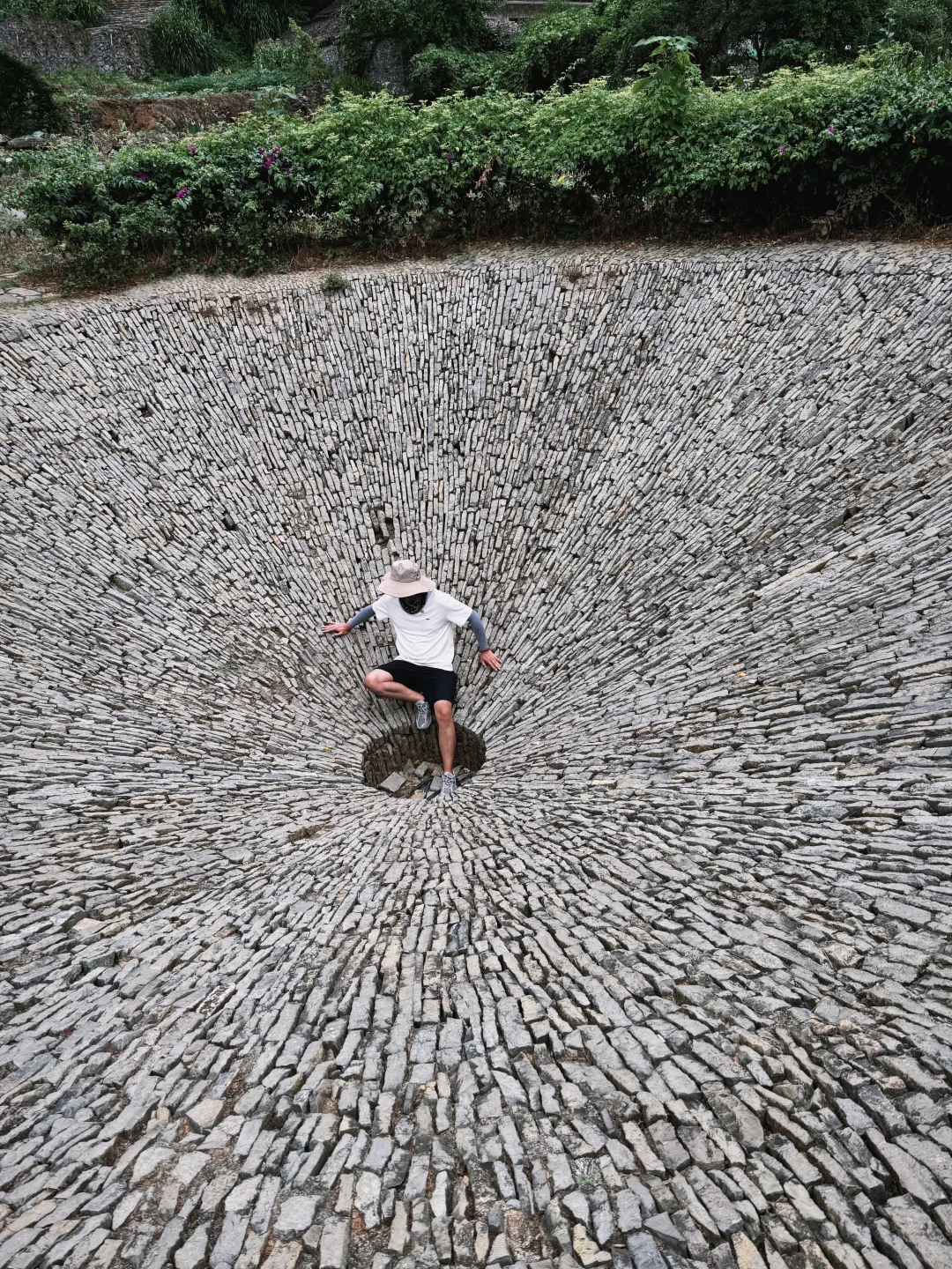 谁懂啊?!在贵州掉进了“天坑”😱