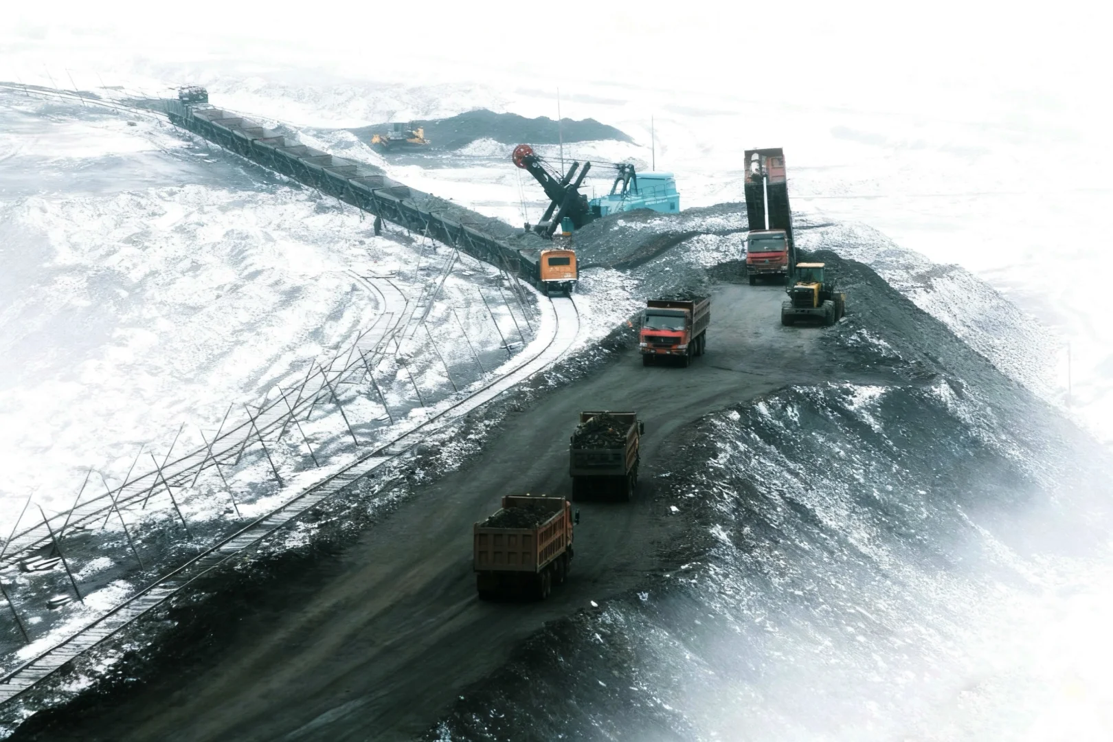 抚顺西露天煤矿、全球独有雪景景色。
