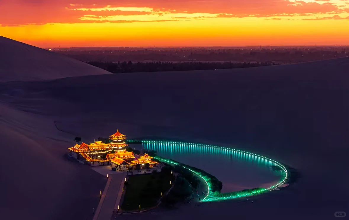 敦煌必玩!骑骆驼登鸣沙山看日落万人合唱太